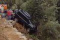 foto colorida de carro sendo retirado do rio