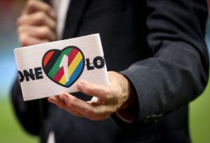 Uma braçadeira “OneLove” é vista antes de uma partida da Copa do Mundo em 2022.