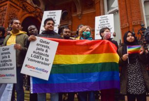 Ativistas se reuniram do lado de fora da Embaixada do Catar em Londres na véspera da Copa do Mundo em protesto contra as leis do país e a posição sobre os direitos LGBTQ e violações gerais dos direitos humanos, e a controversa decisão da FIFA de conceder o maior torneio de futebol do mundo ao Catar.