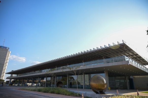 Fachada do SESI Labs com detalhes geométricos