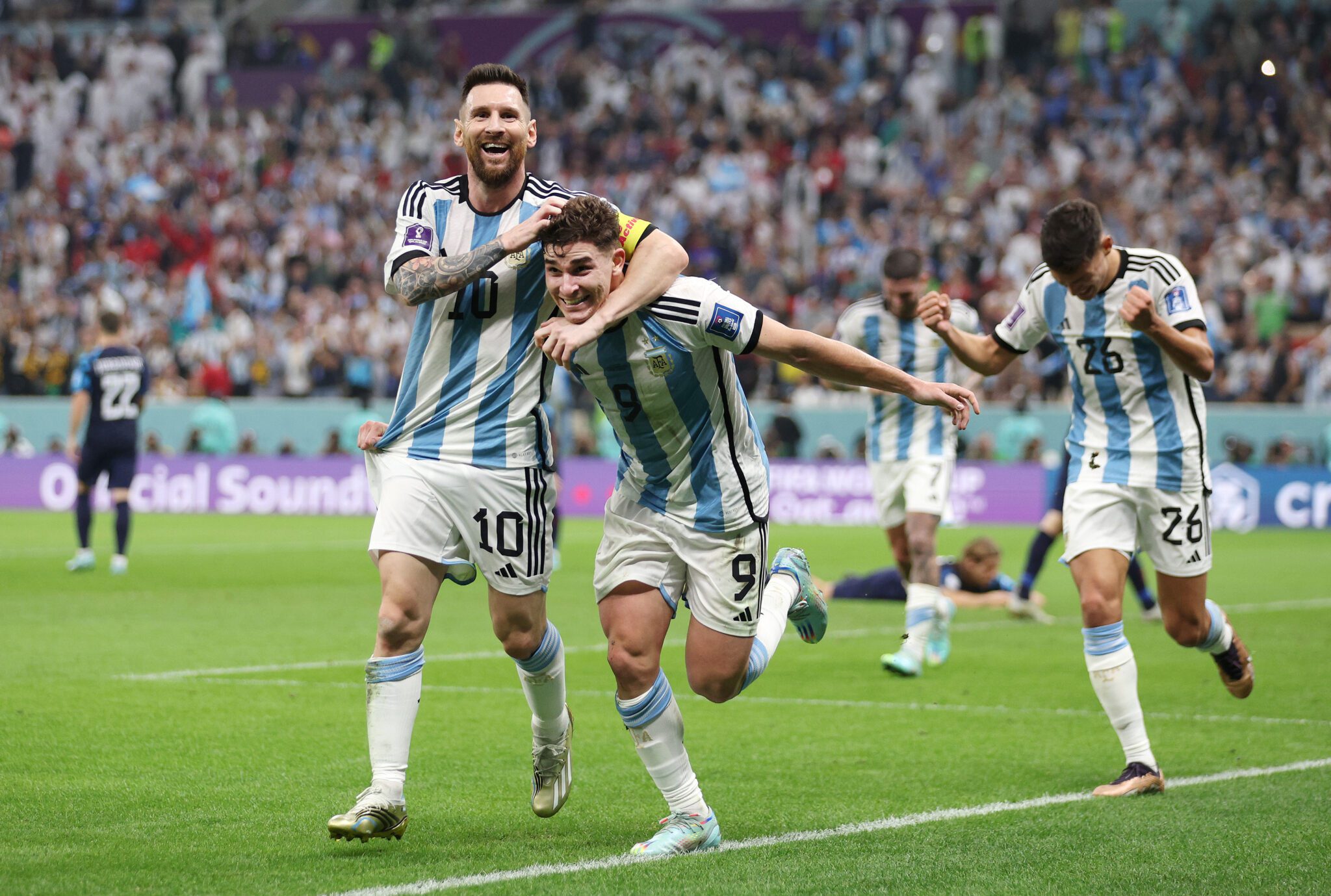 Julián Álvarez, da Argentina, comemora com o companheiro de equipe Lionel Messi depois de marcar seu segundo gol contra a Croácia no Estádio Lusail na terça-feira.