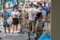 Imagem colorida mostra muitas pessoas em uma fila para testagem da Covid na China - Metrópoles