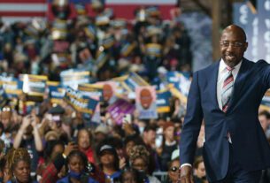 O senador norte-americano Raphael Warnock sobe ao palco durante um comício de campanha em Atlanta na quinta-feira.