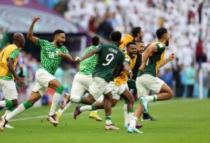 Jogadores da Arábia Saudita comemoram sua vitória por 2 a 1 contra a Argentina no Lusail Stadium, na cidade de Lusail, Catar, em 22 de novembro.