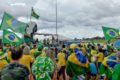 Manifestantes vestidos de verde e amarelo protestam no QG do Exército, em Brasília, contra a derrota de Bolsonaro nas eleições.  Eles se recusaram a assistir o jogo do Brasil na Copa do Mundo - Metrópoles