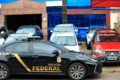 Polícia Federal faz operação na cidade do automóvel.  Na foto, viatura da PF na frente da loja Revel Multimarcas.