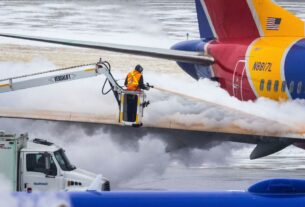 Equipes descongelam um avião da Southwest Airlines antes da decolagem em Omaha, Nebraska, em 21 de dezembro.