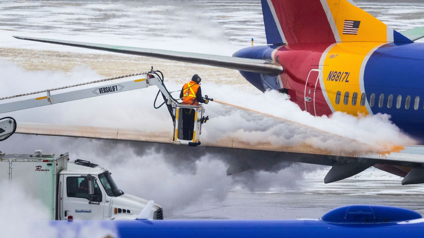 Equipes descongelam um avião da Southwest Airlines antes da decolagem em Omaha, Nebraska, em 21 de dezembro.