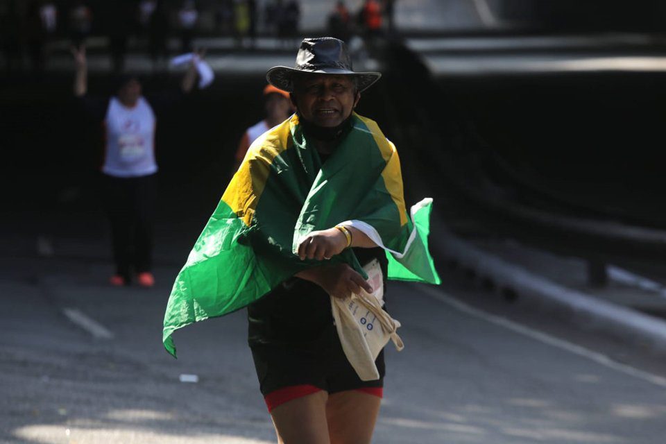 Imagem colorida mostra corredores que participaram da 97ª Corrida de São Silvestre, em São Paulo - Metrópoles