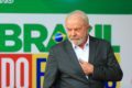 Presidente eleito, Lula, fala com a imprensa sobre uma semana em Brasília e sobre o governo de transição.  Na imagem, ele ajeita o terno - Metrópoles