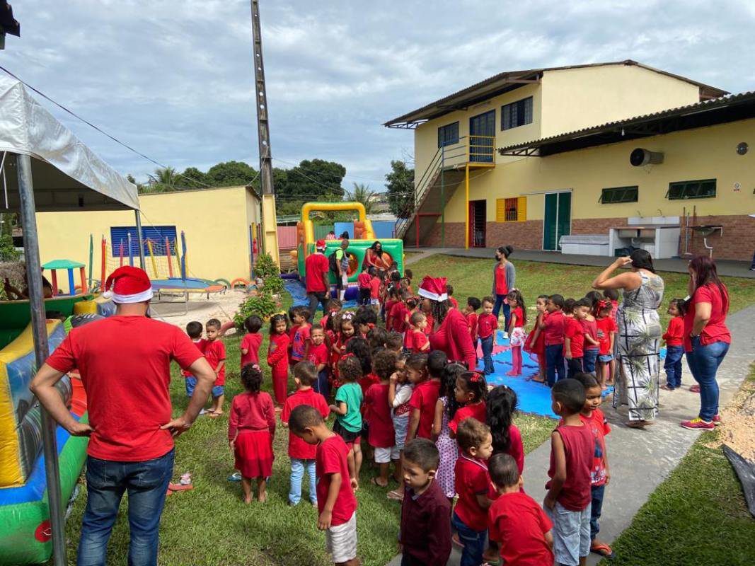 Crianças e adultos em ação de natal no Centro Social Comunitário Tia Angelina