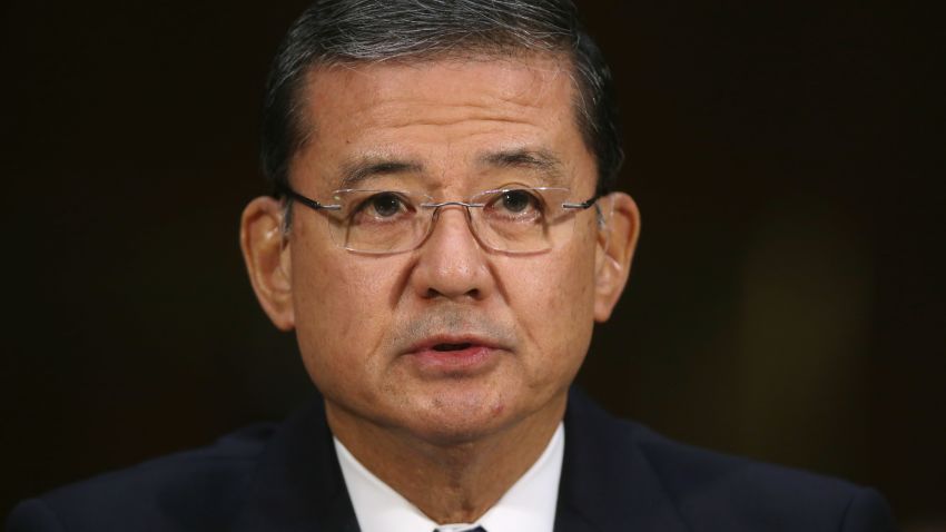 WASHINGTON, DC - 15 DE MAIO: O secretário de Assuntos dos Veteranos dos EUA, Eric Shinseki, testemunha perante o Comitê de Assuntos dos Veteranos do Senado sobre os tempos de espera que os veteranos enfrentam para obter cuidados médicos em 15 de maio de 2014 em Washington, DC.  A Legião Americana pediu na segunda-feira a renúncia de Shinseki em meio a relatos de antigos e atuais funcionários do VA de que até 40 pacientes podem ter morrido devido ao atraso no tratamento em um hospital da agência em Phoenix, Arizona.  (Foto de Chip Somodevilla/Getty Images)