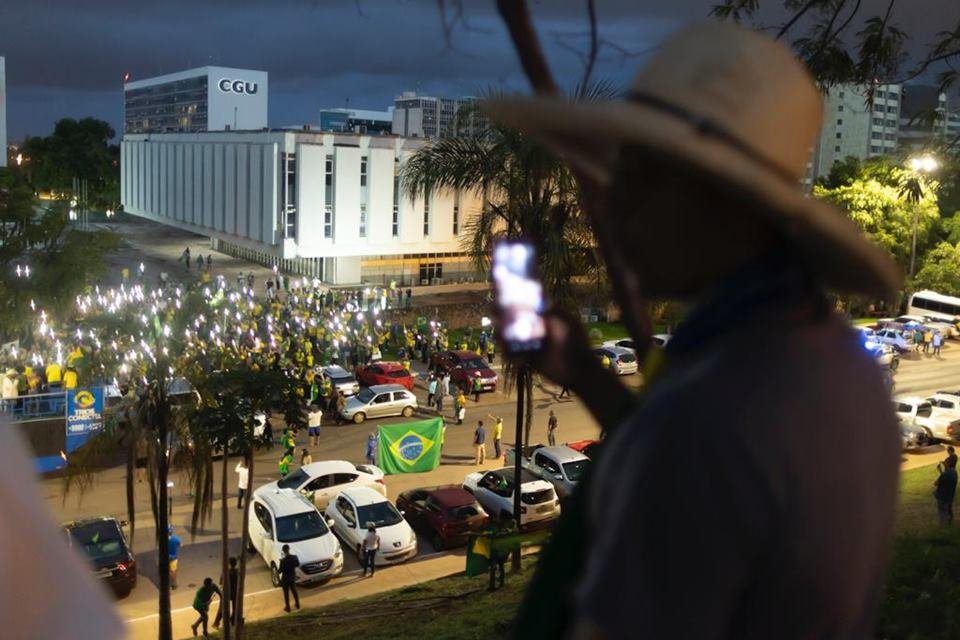 Imagem mostra manifestantes reunidos em frente ao Supremo Tribunal Militar.  Eles usam roupas com bandeiras do Brasil - Metrópoles