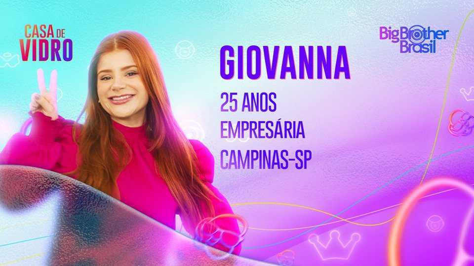 Arte do perfil da participante da Casa de Vidro do BBB23 Giovanna, empresária de Campinas.  Ela é branca, tem olhos escuros e cabelo ruivo, liso e longo, sorrindo - Metrópoles