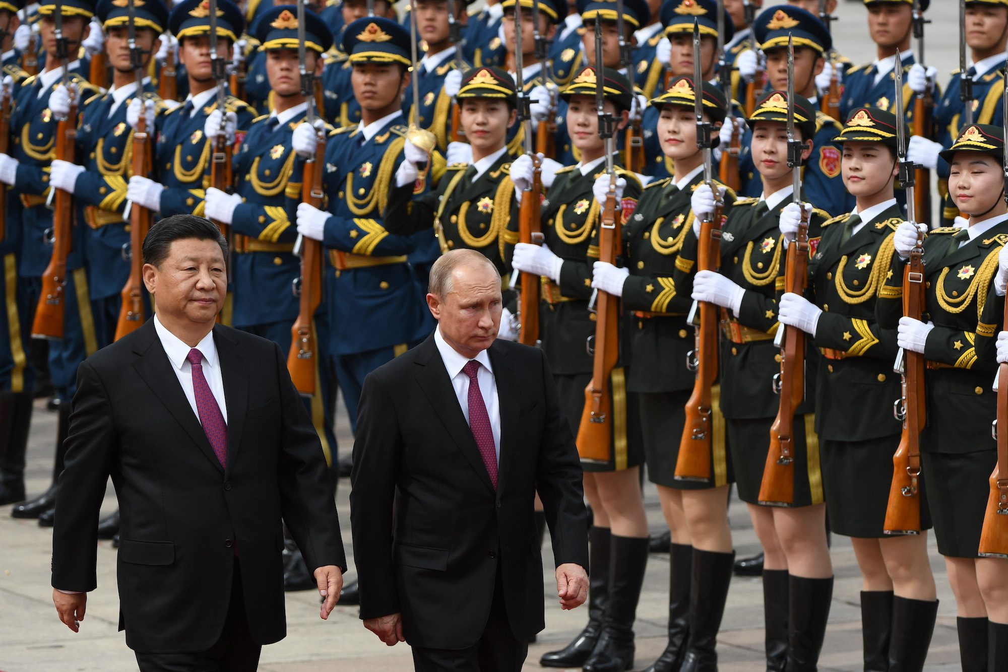 Putin analisa uma guarda de honra militar com Xi Jinping em Pequim em junho de 2018.