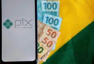 Celular com aplicativo do Pix aberto - Metrópoles