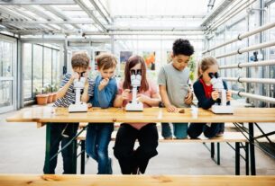 Foto colorida de crianças brincando em laboratório - Metrópoles