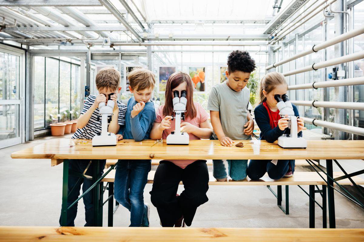 Foto colorida de crianças brincando em laboratório - Metrópoles