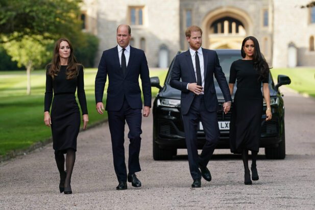 O príncipe e a princesa de Gales acompanhados pelo duque e pela duquesa de Sussex saúdam os simpatizantes do lado de fora do Castelo de Windsor