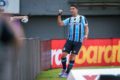 Luis Suárez comemora gol pelo Grêmio