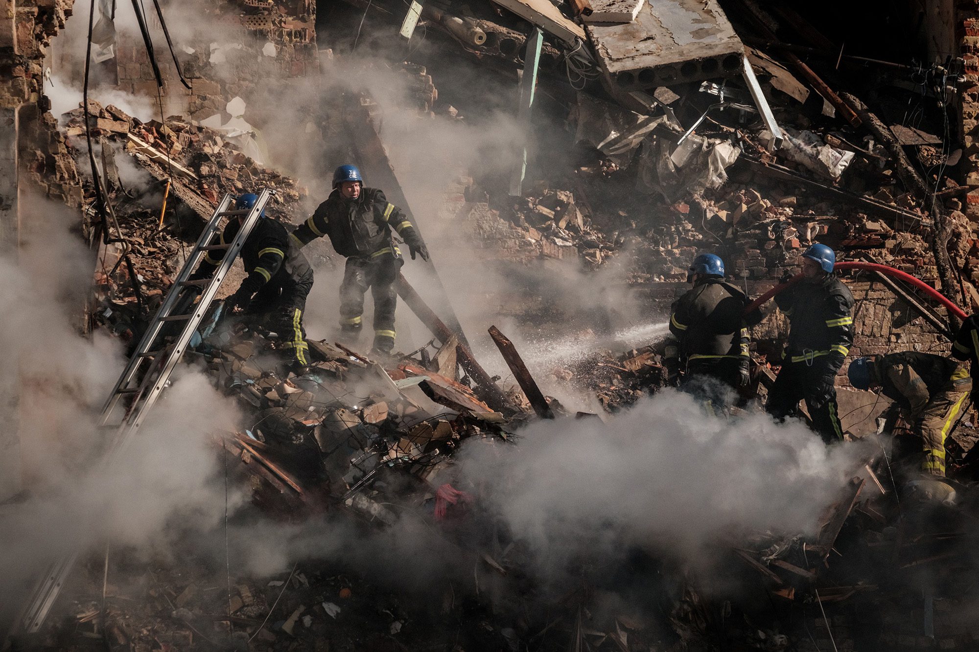 Bombeiros ucranianos trabalham em um prédio destruído após um ataque de drone em Kyiv, na Ucrânia, em 17 de outubro.