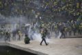 Manifestantes bolsonaristas invadem a Esplanada dos Ministérios e promovem atos de vandalismo e terrorismo em prédios públicos.  Na imagem, eles invadem o Congresso Nacional e ocupam o mezanino, entrando em confronto com a polícia - Metrópoles